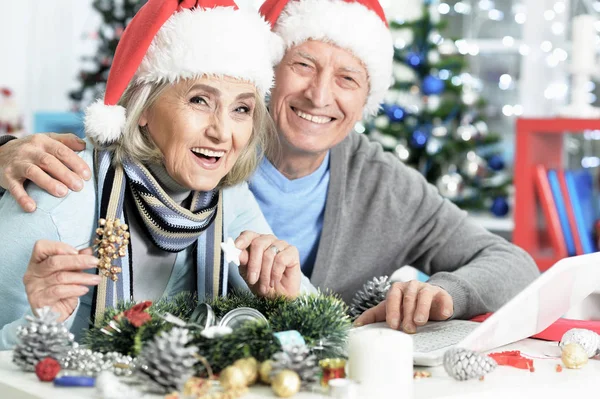 Retrato Feliz Pareja Ancianos Preparándose Para Navidad Casa — Foto de Stock