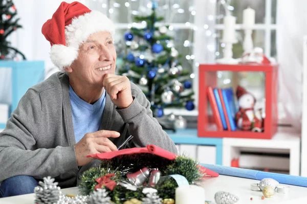 Portrait Happy Senior Man Santa Hat Preparing Christmas — Stock Photo, Image
