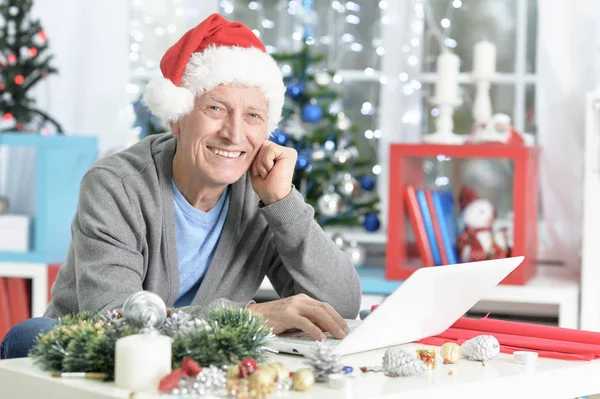 Porträtt Glad Senior Man Santa Hatt Förbereder Sig För Jul — Stockfoto