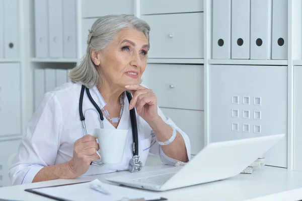 Mujer Mayor Médico Que Trabaja Gabinete — Foto de Stock