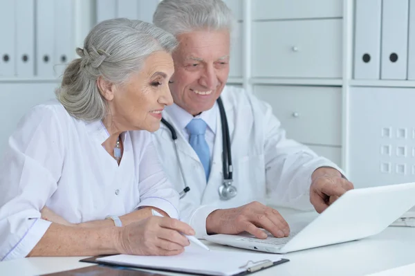 Medici Professionisti Che Lavorano Nel Gabinetto — Foto Stock