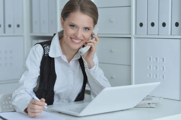 Mujer Joven Que Trabaja Con Ordenador Portátil Oficina — Foto de Stock