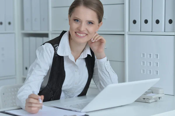 Woman working with laptop — Stock Photo, Image