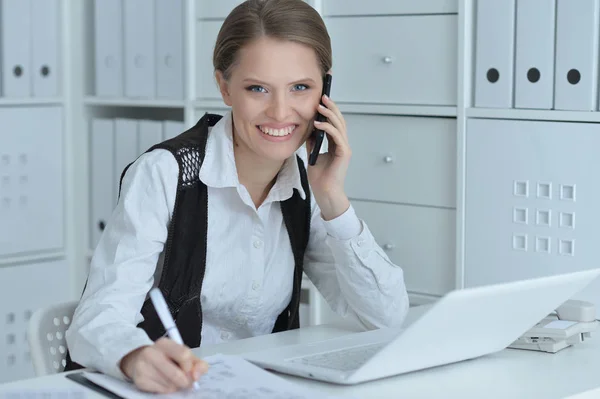 Mujer trabajando con portátil — Foto de Stock