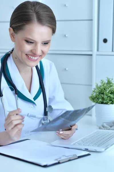 Retrato Médica Sexo Feminino Que Trabalha Hospital — Fotografia de Stock