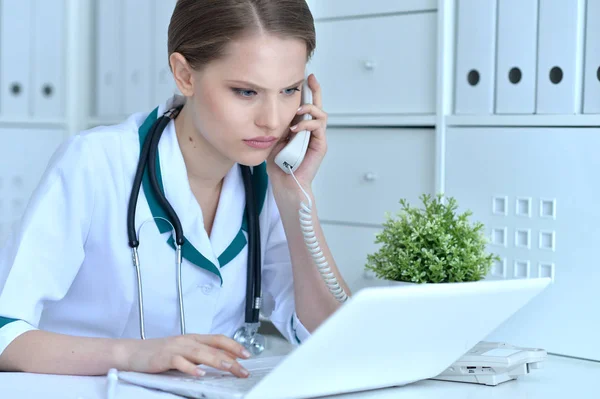 Portrait Femme Médecin Travaillant Hôpital — Photo