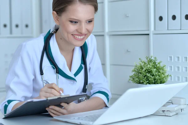 Portrait Femme Médecin Travaillant Hôpital — Photo