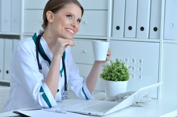Porträtt Kvinnliga Läkare Arbetar Sjukhus — Stockfoto