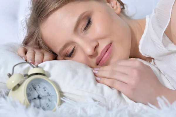 Mujer Joven Durmiendo Cama Casa — Foto de Stock