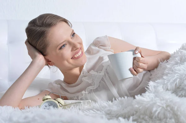 Bela Jovem Com Xícara Café Deitado Cama Vintage — Fotografia de Stock