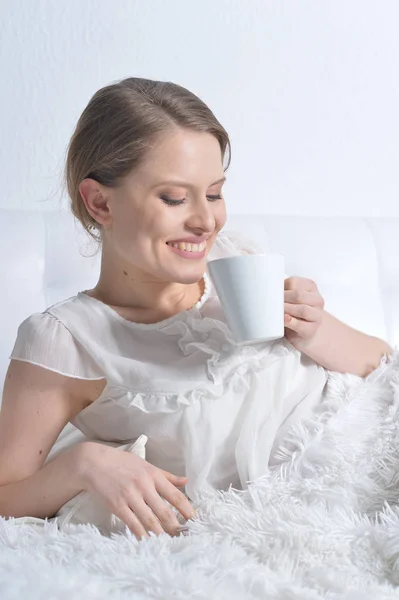 Bella Giovane Donna Con Una Tazza Caffè Sdraiato Sul Letto — Foto Stock