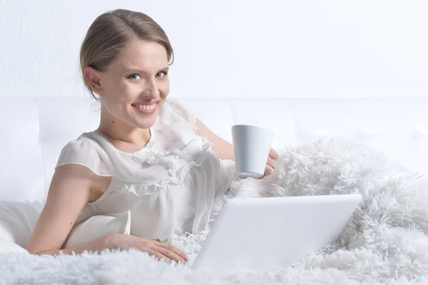 Молода Жінка Розслабляється Ліжку Використовуючи Ноутбук — стокове фото