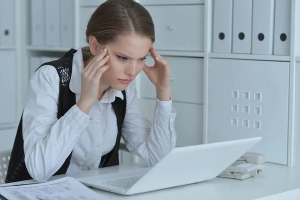 Mujer Joven Que Trabaja Con Ordenador Portátil Oficina —  Fotos de Stock