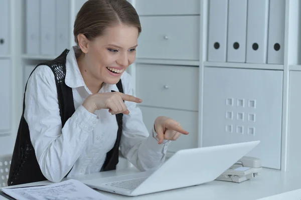 Young Woman Working Laptop Office — Stock Photo, Image