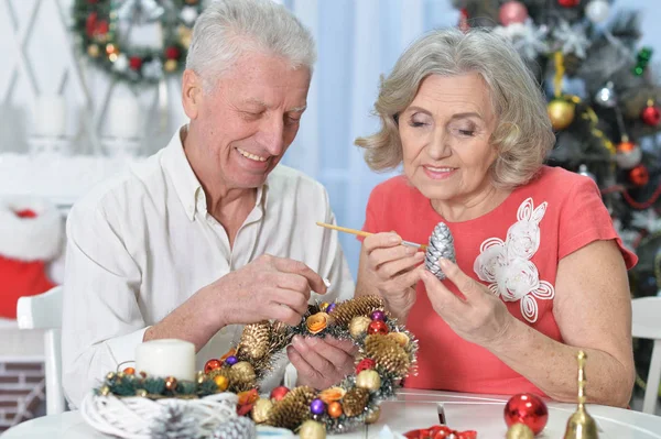 Mutlu Yaşlı Çiftin Portresi Noel Için Evde Hazırlanıyor — Stok fotoğraf