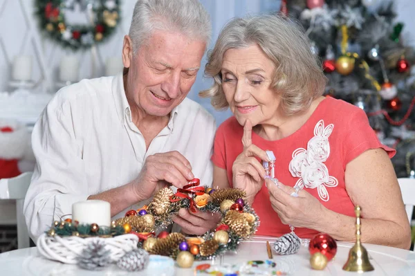 Portrét Šťastného Seniorského Páru Připravujícího Vánoce Doma — Stock fotografie