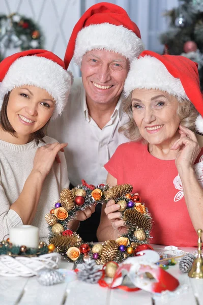 Retrato Família Celebrando Natal Casa — Fotografia de Stock