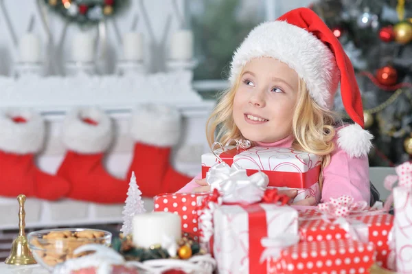 Portrait Petite Fille Souriante Avec Des Cadeaux Noël — Photo