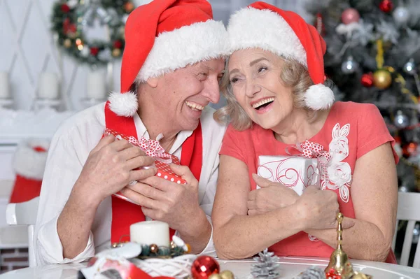 Retrato Una Sonriente Pareja Ancianos Celebrando Navidad Casa — Foto de Stock