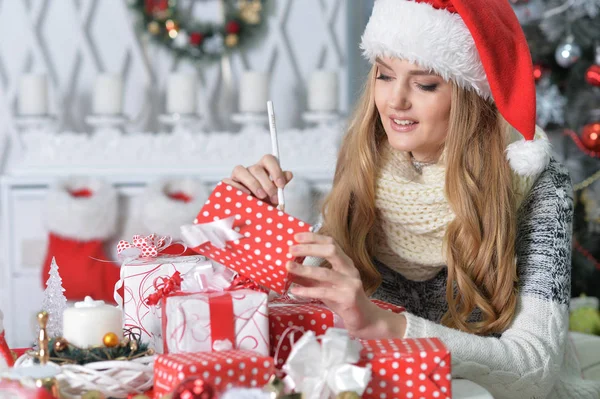 Junge Frau Mit Weihnachtsmütze Und Geschenkschachteln — Stockfoto