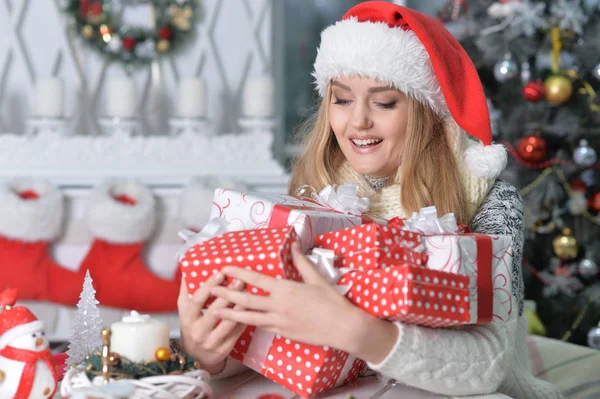 Junge Frau Mit Weihnachtsmütze Und Geschenkschachteln — Stockfoto