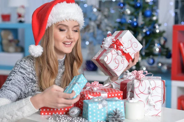 Jovem Mulher Santa Chapéu Com Caixas Presente — Fotografia de Stock