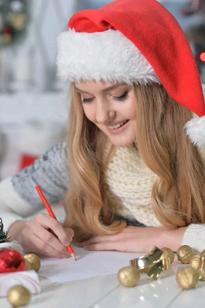 Porträt Einer Lächelnden Frau Die Sich Auf Weihnachten Vorbereitet Und — Stockfoto