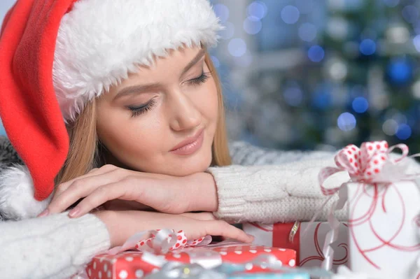 Jovem Mulher Santa Chapéu Com Caixas Presente — Fotografia de Stock