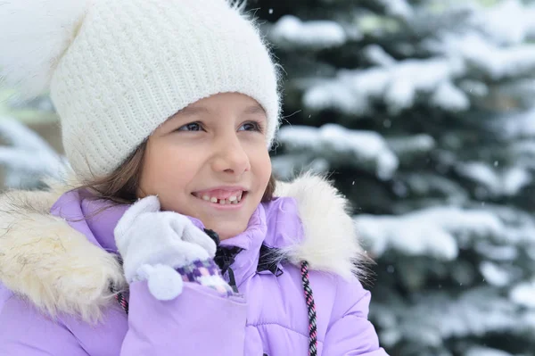 Boldog Kis Lány Meleg Ruhát Télen Szabadban — Stock Fotó