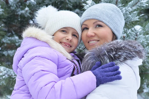 幸福的母亲和女儿在冬季 — 图库照片
