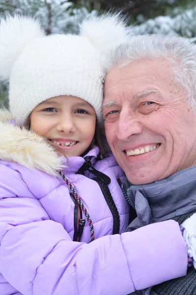 Portret Uśmiechający Się Starszy Człowiek Dziewczyna Stoi Zewnątrz Zimie — Zdjęcie stockowe