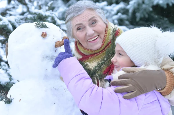 Porträtt Mormor Och Barnbarn Gör Snögubbe Vintern — Stockfoto