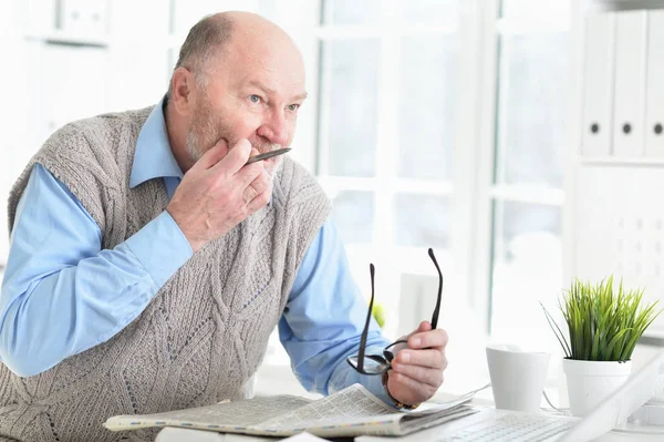 Emotionele Senior Man Leest Krant Thuis — Stockfoto