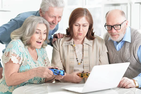 Twee Senior Koppels Zitten Aan Tafel Spelen Van Computerspel — Stockfoto