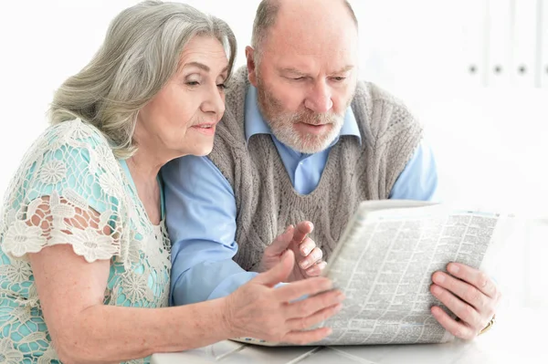 Retrato Close Casal Idosos Com Jornal Casa — Fotografia de Stock