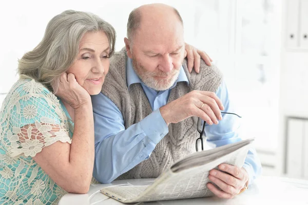 Gros Plan Couple Personnes Âgées Avec Journal Maison — Photo