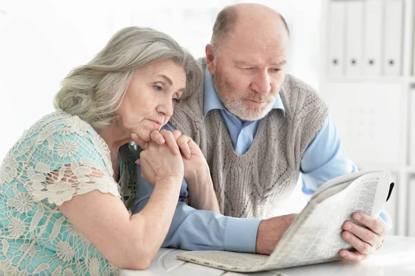 Retrato Close Casal Idosos Com Jornal Casa — Fotografia de Stock