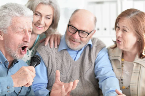 Two Senior Couples Singing Karaoke Microphone — Stock Photo, Image