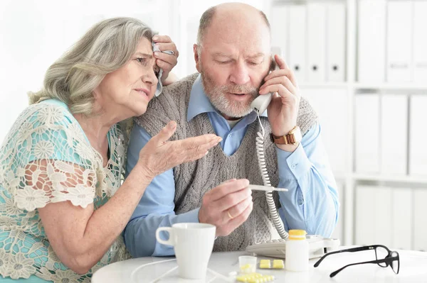 Krankes Seniorenpaar Hause Ruft Arzt — Stockfoto