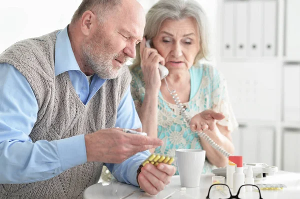 Krankes Seniorenpaar Hause Ruft Arzt — Stockfoto