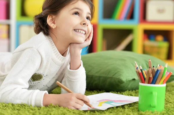 Niña Dibujando Con Lápiz Habitación Mientras Está Acostada Suelo — Foto de Stock