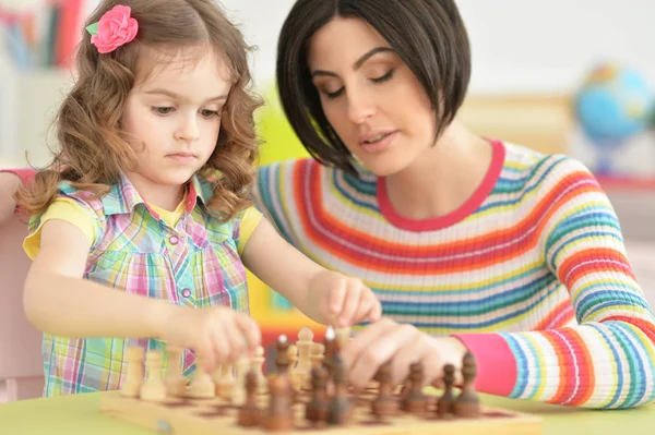 Bela Jovem Mãe Com Sua Filhinha Fofa Jogando Xadrez — Fotografia de Stock