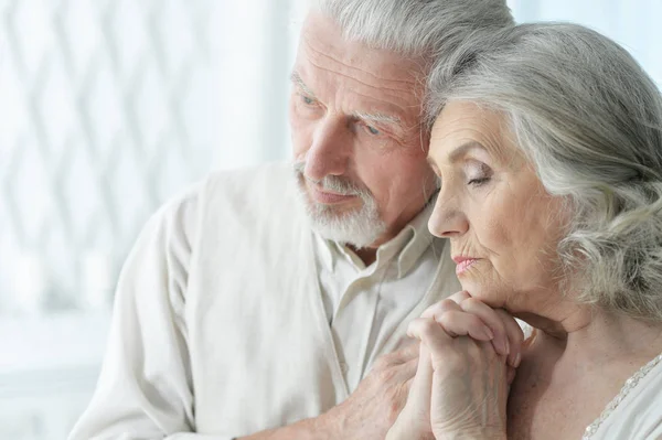 Portrait Triste Couple Personnes Âgées Posant Maison — Photo