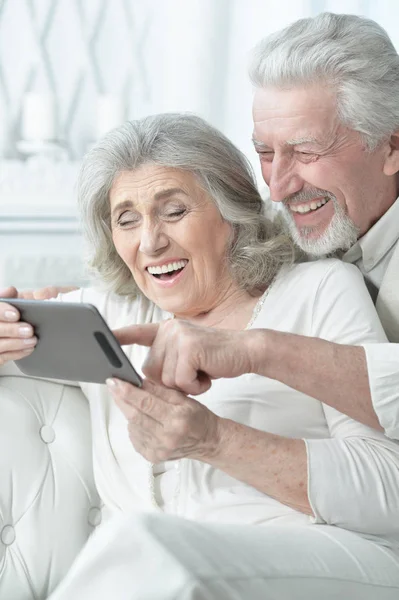 Portrait Heureux Couple Personnes Âgées Utilisant Une Tablette Maison — Photo