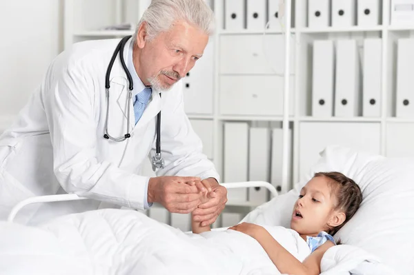 Hombre Médico Chica Hospital — Foto de Stock