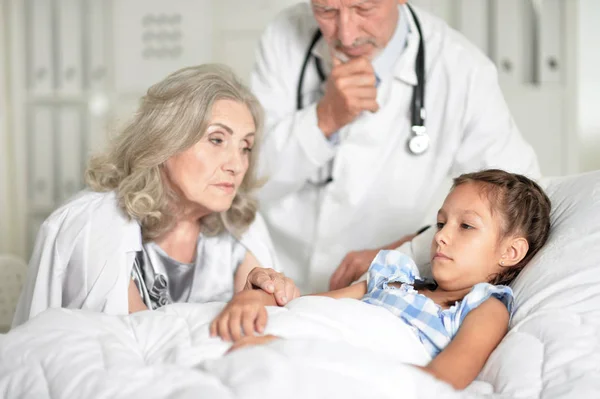 Mulher Sênior Triste Com Neta Enfermaria Hospital — Fotografia de Stock