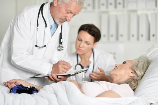 Senior Woman Hospital Caring Doctors — Stock Photo, Image