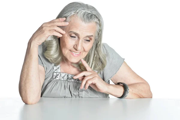 Beyaz Arka Planda Izole Bir Şekilde Aşağıya Bakan Yaşlı Kadın — Stok fotoğraf