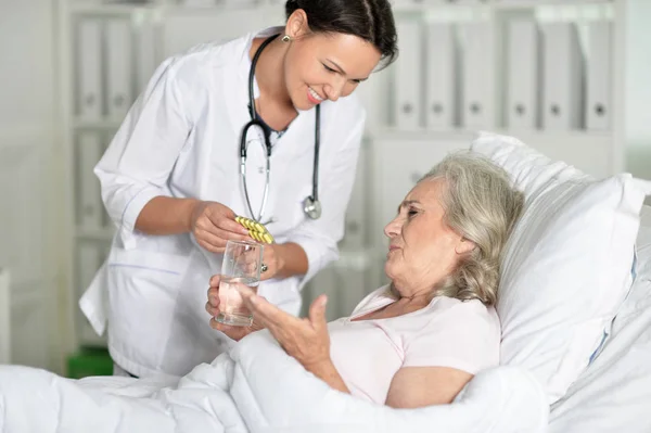 思いやりのある医師と病院で年配の女性 — ストック写真