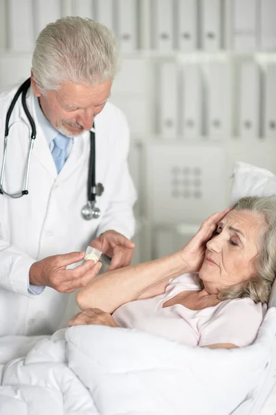 Ritratto Donna Anziana Ospedale Con Medico Curante — Foto Stock